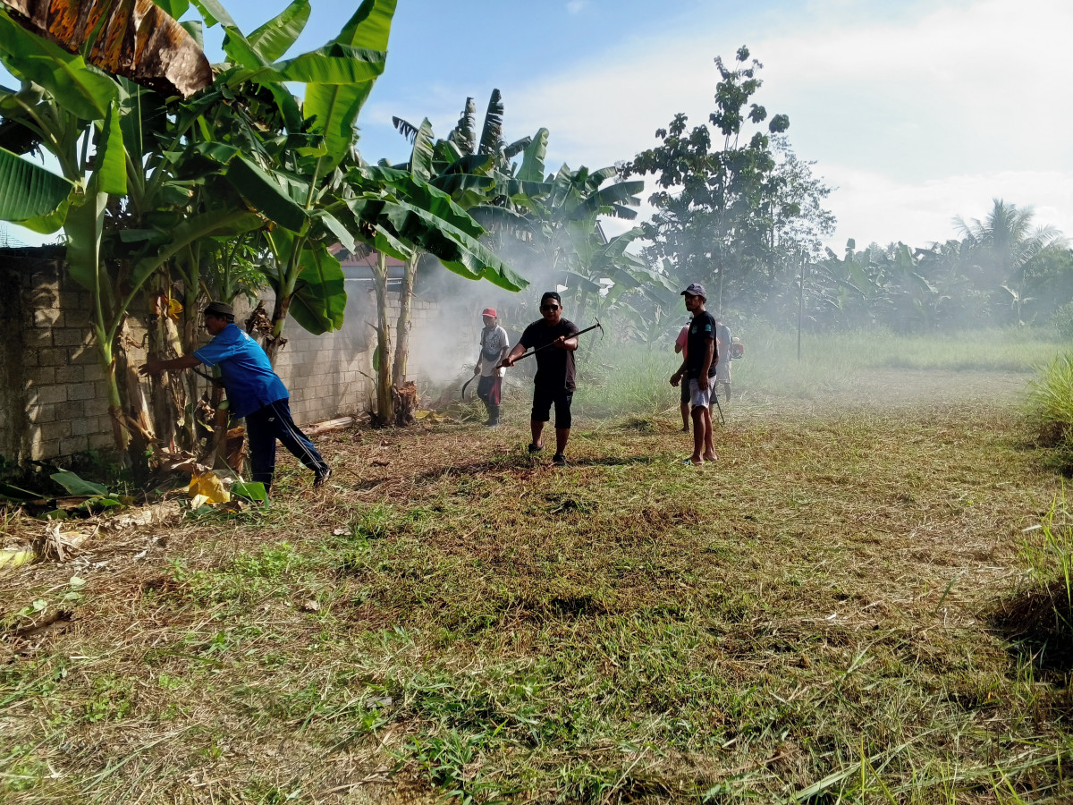 Pembersihan lapangan kegiatan lomba 17an
