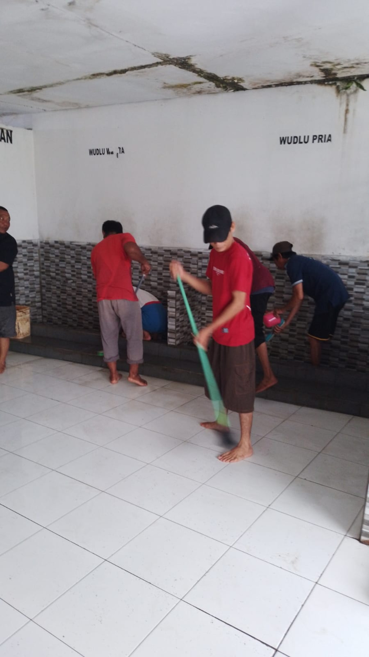 Gotong royong pembersihan mushola
