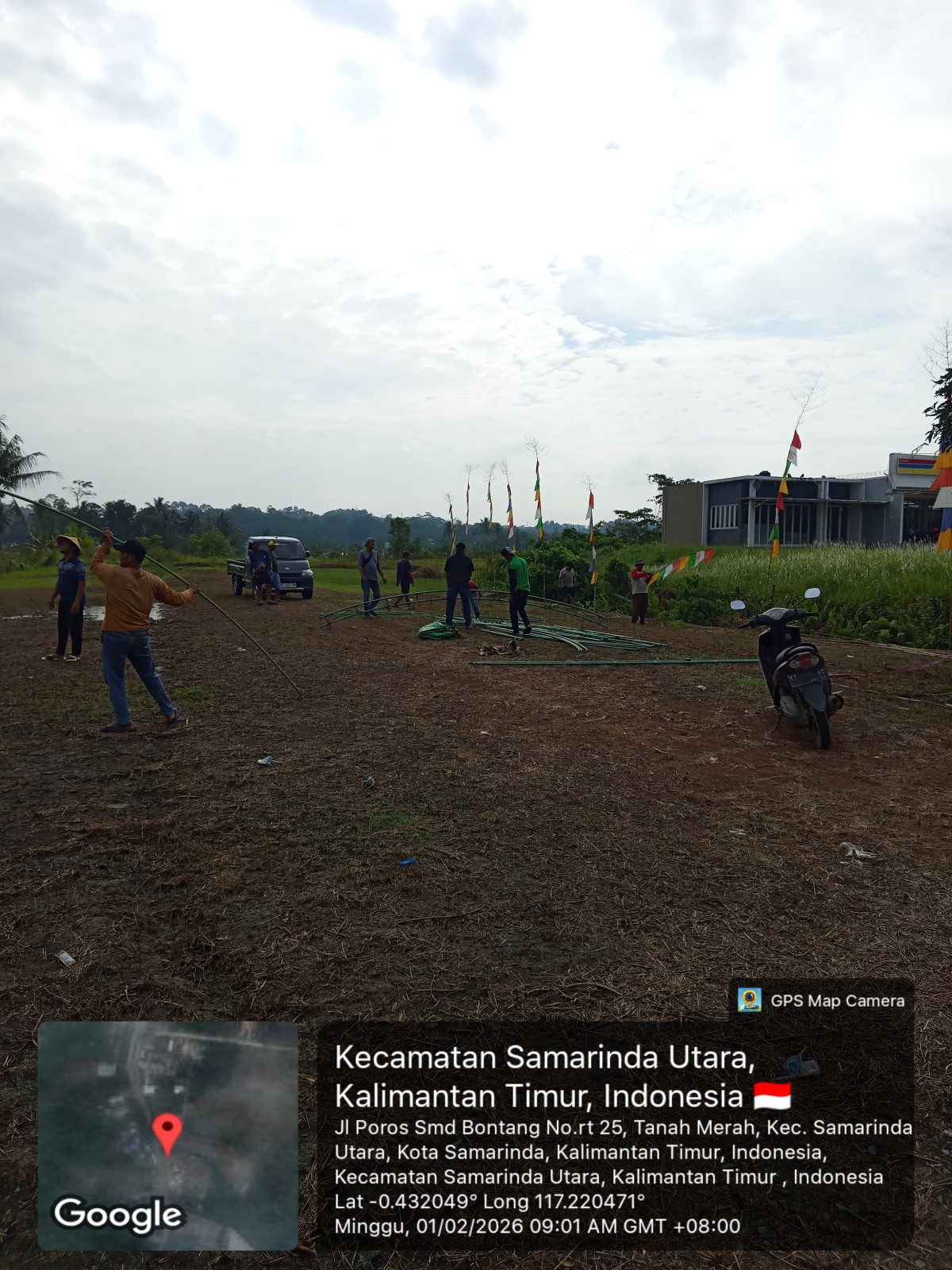 Gotong royong pasang tenda