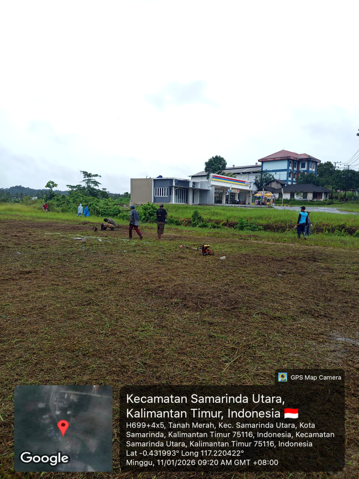Gotong royong pembersihan lapangan