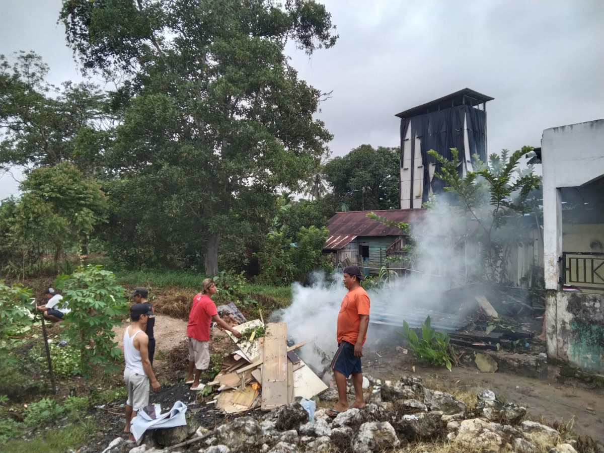 Gotong royong pembersihan musholla