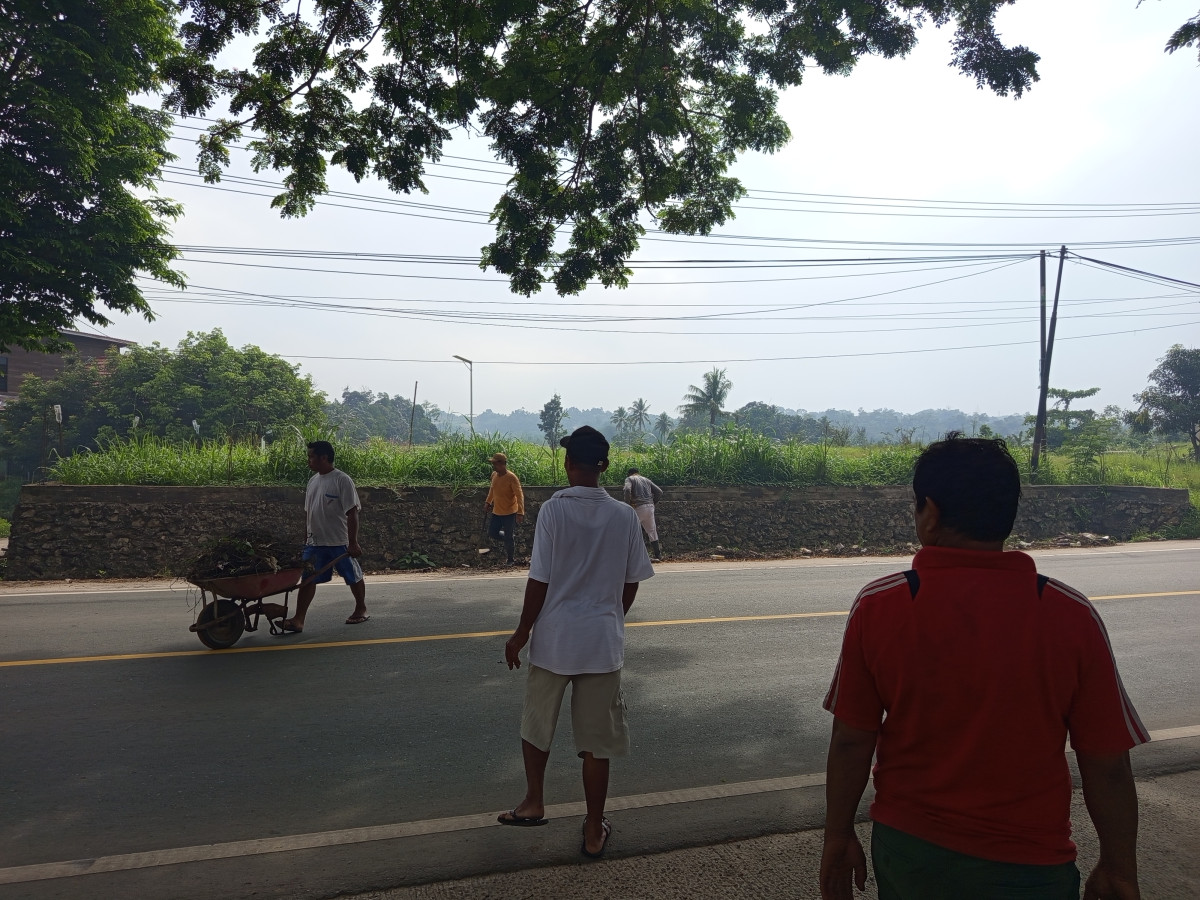 Gotong royong pembersihan parit jalan raya rt 25 tanah merah