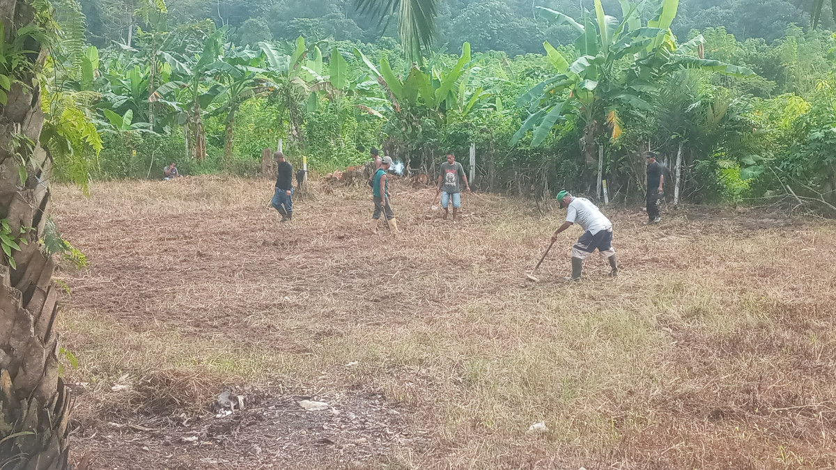 Pembuatan lapangan HUT RI