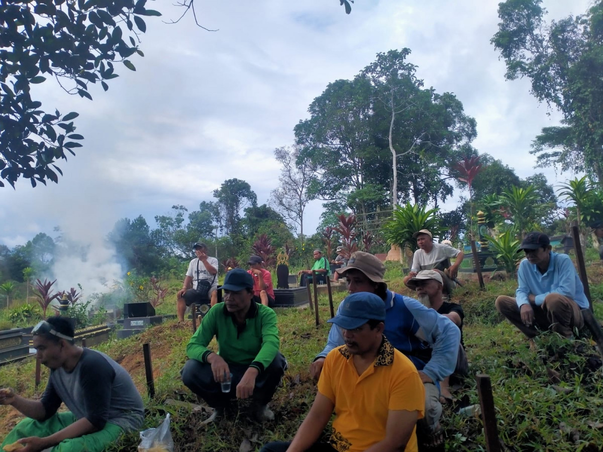 Pematangan lahan makam