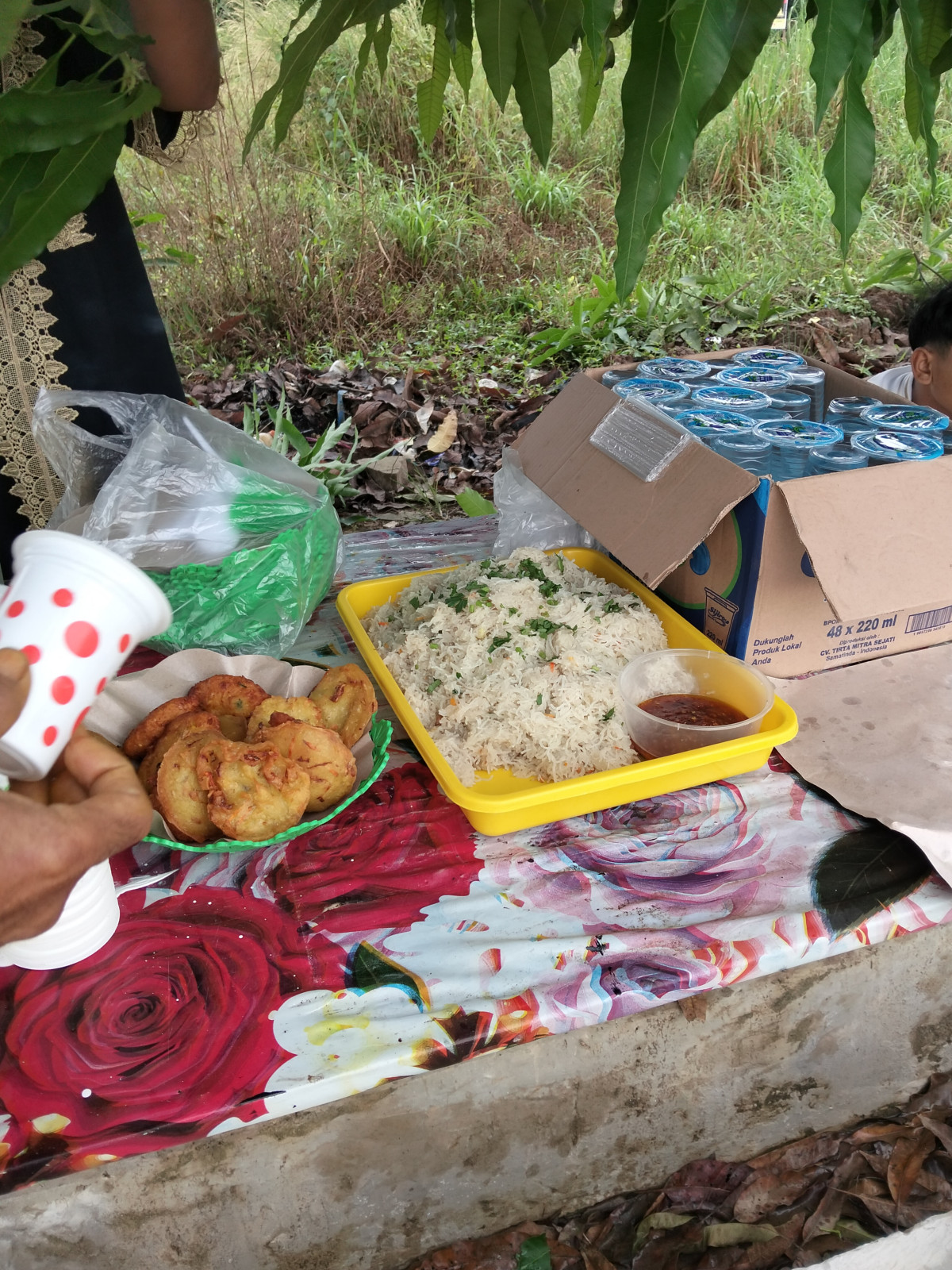 Gotong royong membersihkan lingkungan rt29