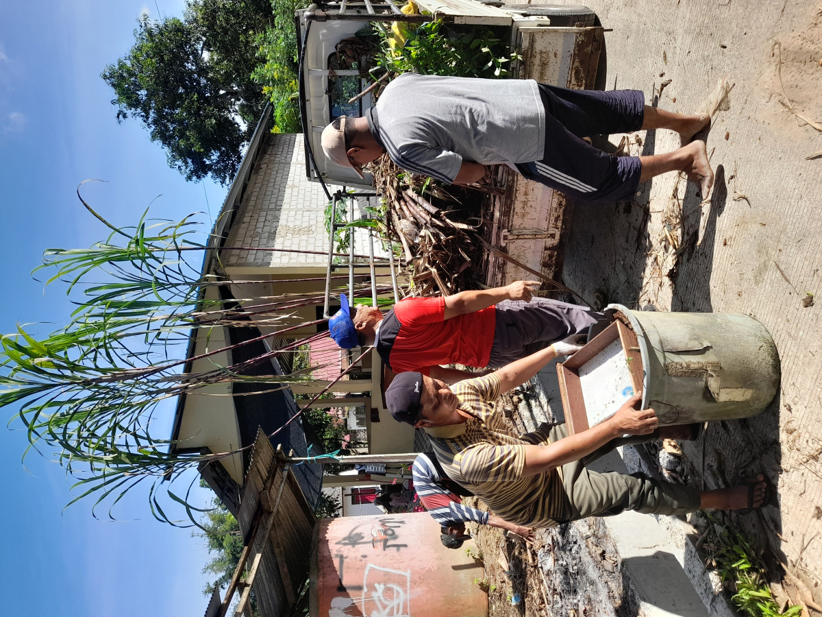 Gotong royong bersama bapak dan ibu dasawisma rt 30