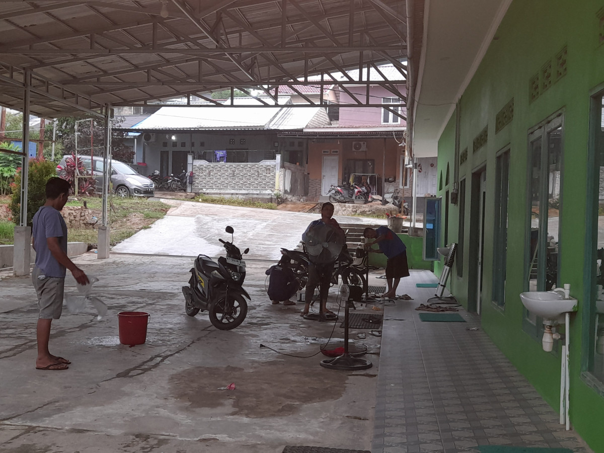 Gotong royong dimasjid adzikro rt 30
