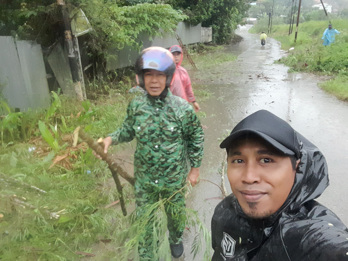 Membersihkan sampah dijl pintu masuk perum talangsari