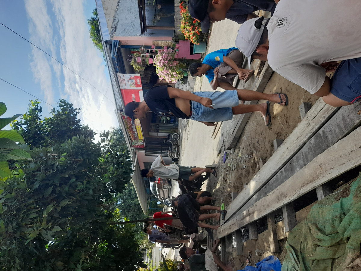 Membuat jembatan dimasjid adzikro rt 30