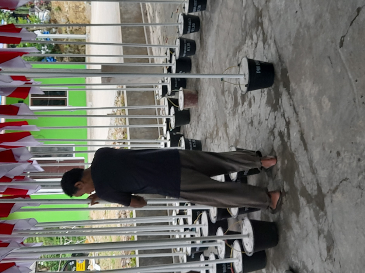 Gotong royong memasang bendera merah putih dan umbul2 dirt 30