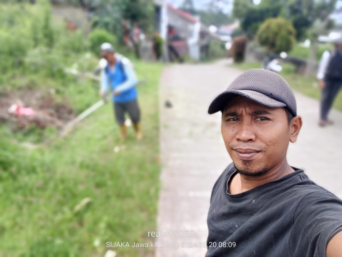 Memotong rumput diblok AG dan didepan gapura rt30