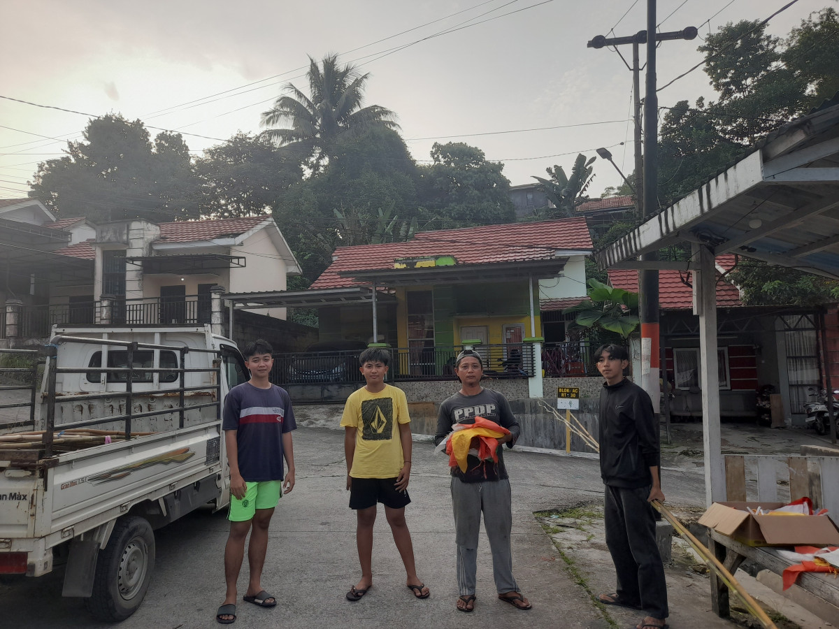 Menurunkan dan melepas umbul umbul dan bendera merah putih di linkg.rt 30 HUT RI