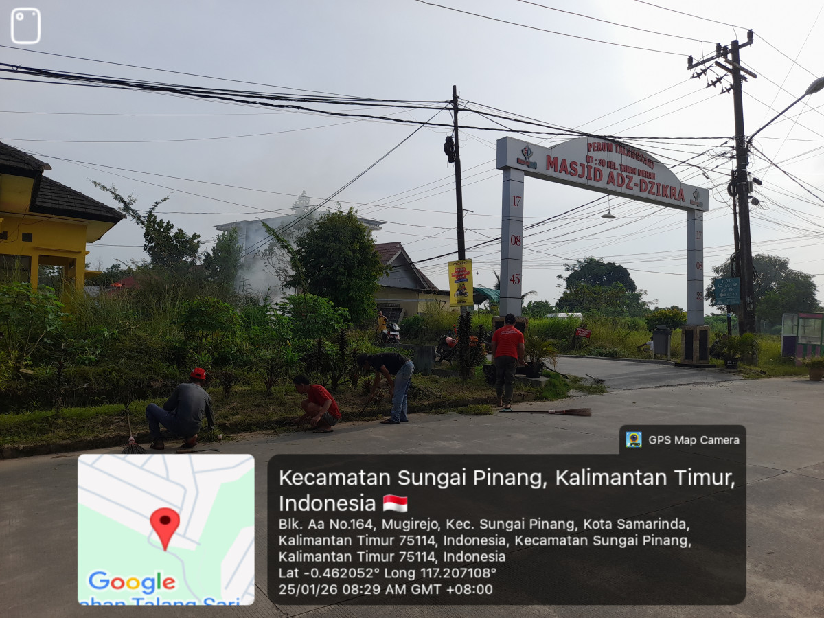 Membersihkan rumput diblok AA RT 30