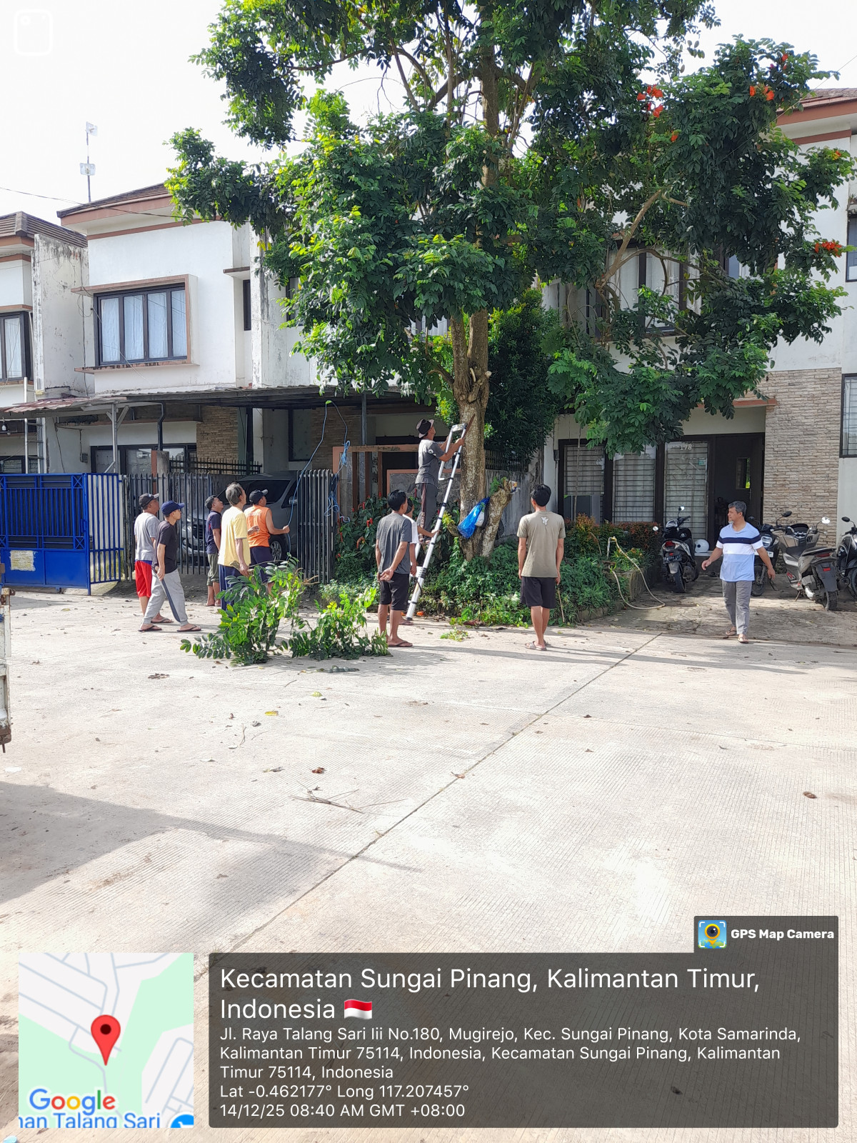 Memotong pohon dipinggir jln blok AA rt 30