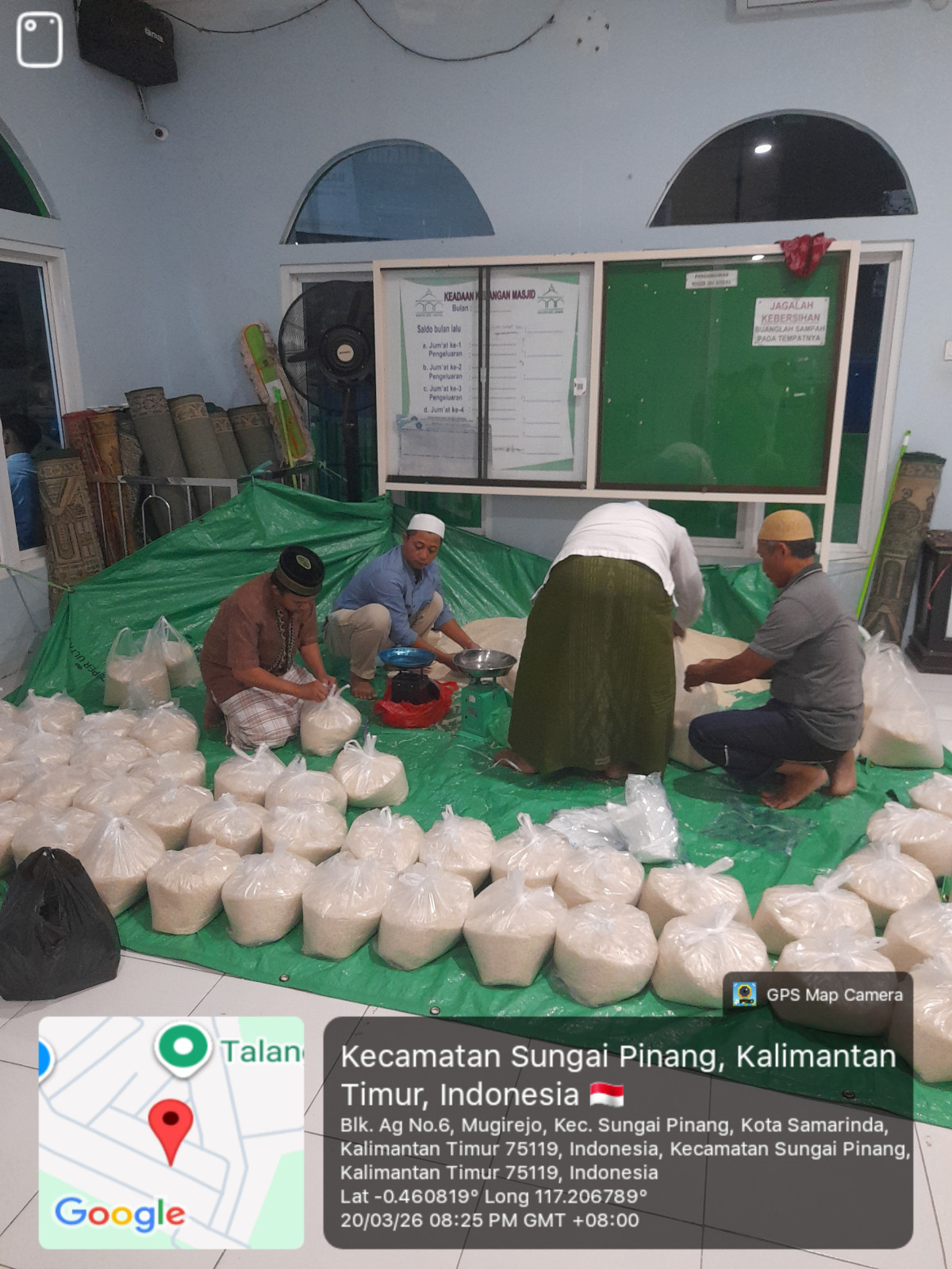 Menerima dan menyalurkan zakat fitrah dilingk.rt 07 29 dan rt30