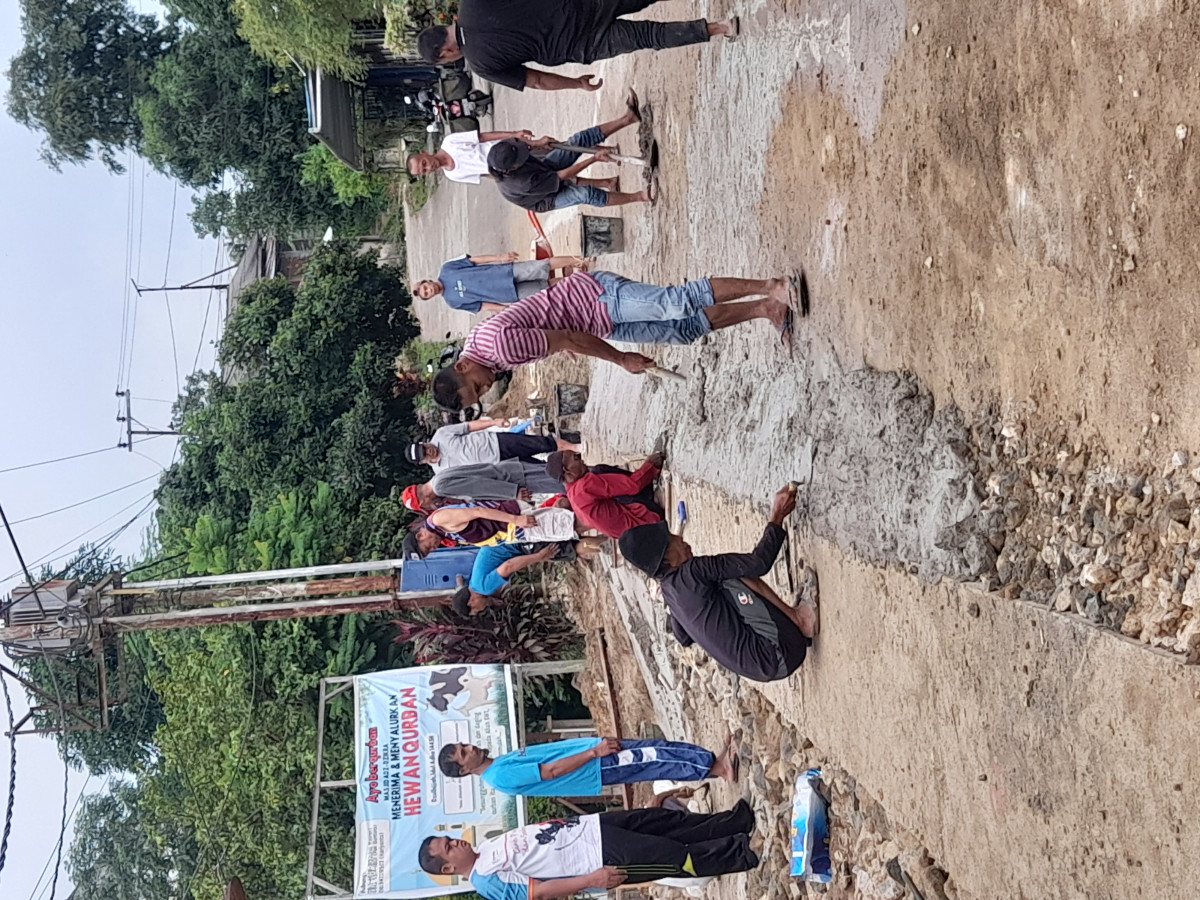 Gotong royong di masjid Adz-Dzikra