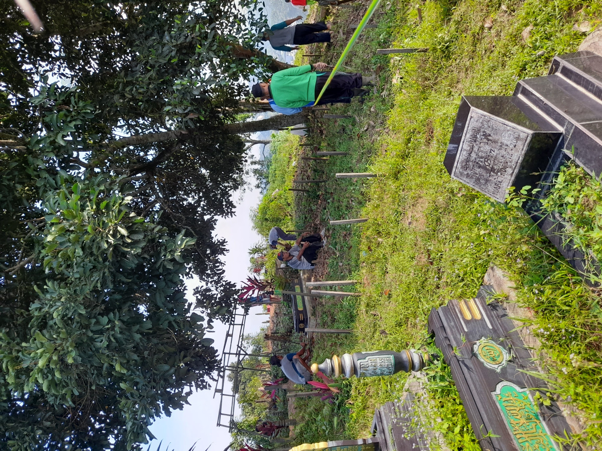 Gotong royong dipemakaman prum.talangsari