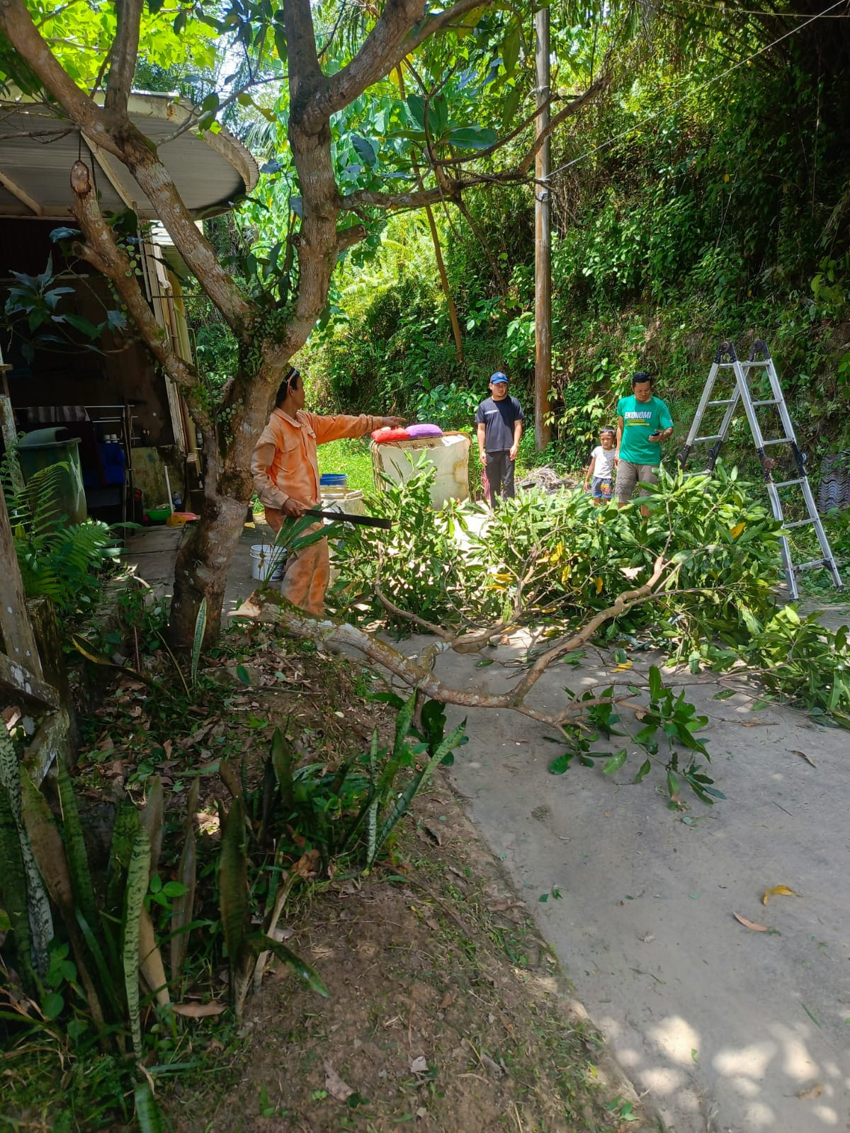Kerja Bakti Membersihkan Area Jalan Lily 1 RT. 31