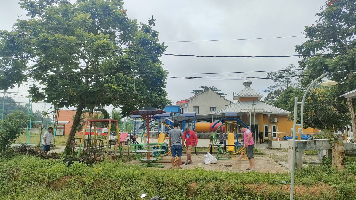 Kerja Bakti Membersihkan Area Mushola dan Taman