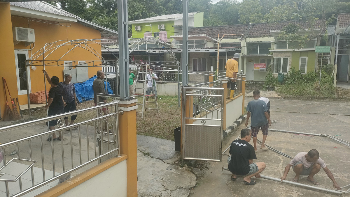 Kerja bakti/membersihkan area sekitar langgar ar razzaq, menyambut bulan ramadhan