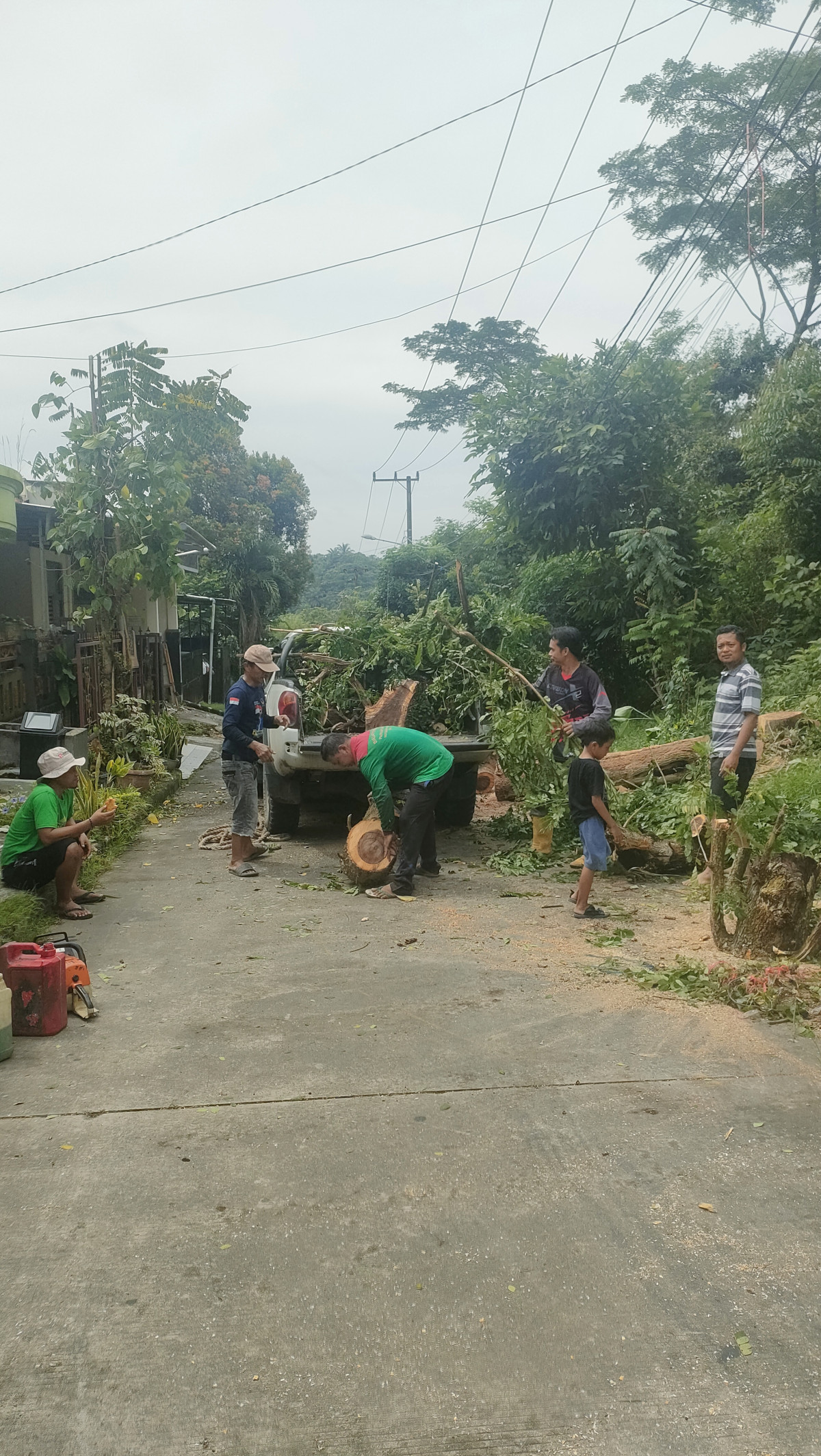 Gotong Royong Membersihkan Area Jalan Lavender 2