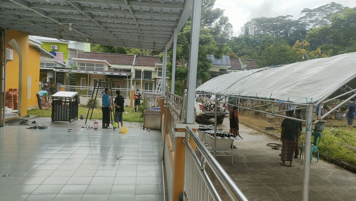 Gotong Royong Membersihkan Area Mushola dan Taman