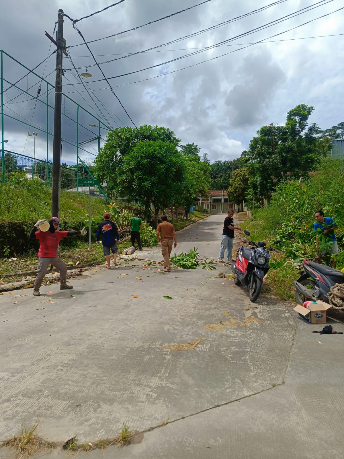 Gotong royong di Jalan Lily 1