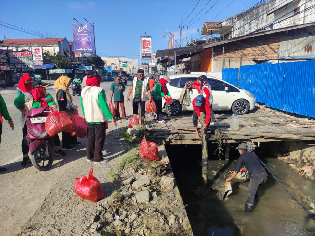 Gotong royong serentak...kelurahan