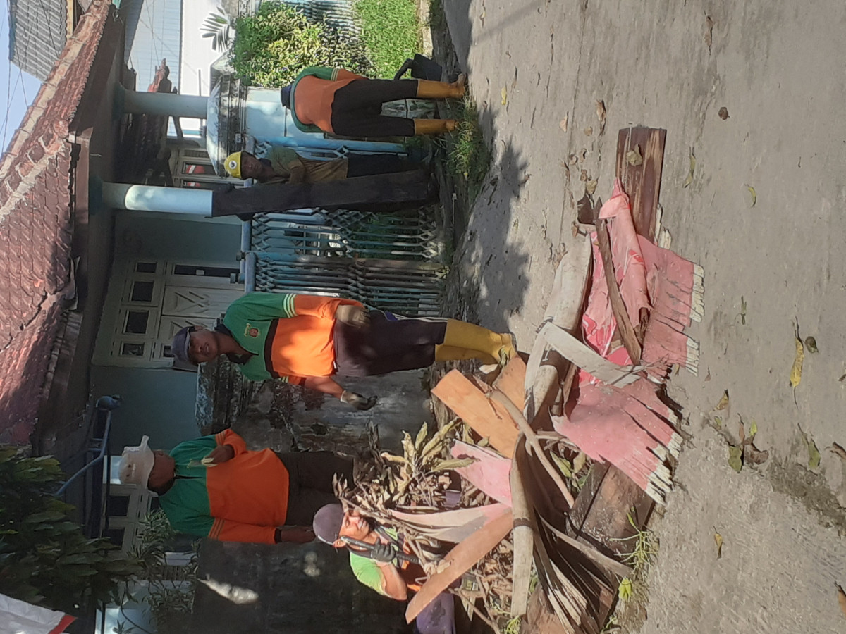 Gotong royong membersihkan paret dan sungai