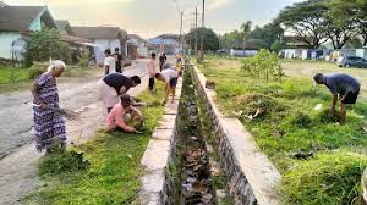 Membersihkan parit area bengkuring raya