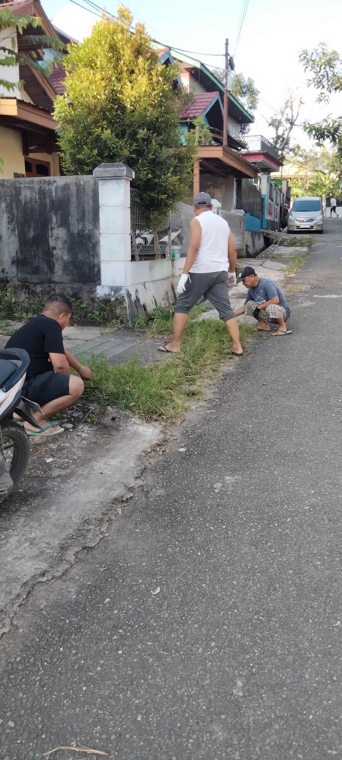 Kerja bakti membersihkan halaman rumah masing masing