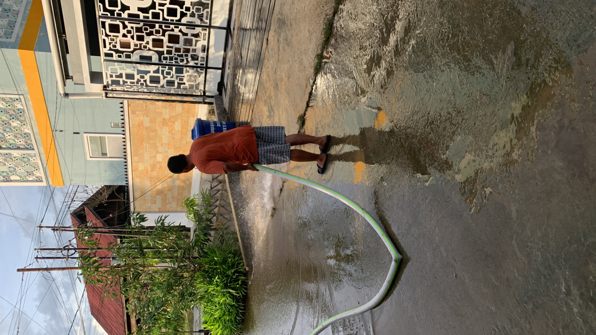 Pembersihan drainase anak sungai tepian