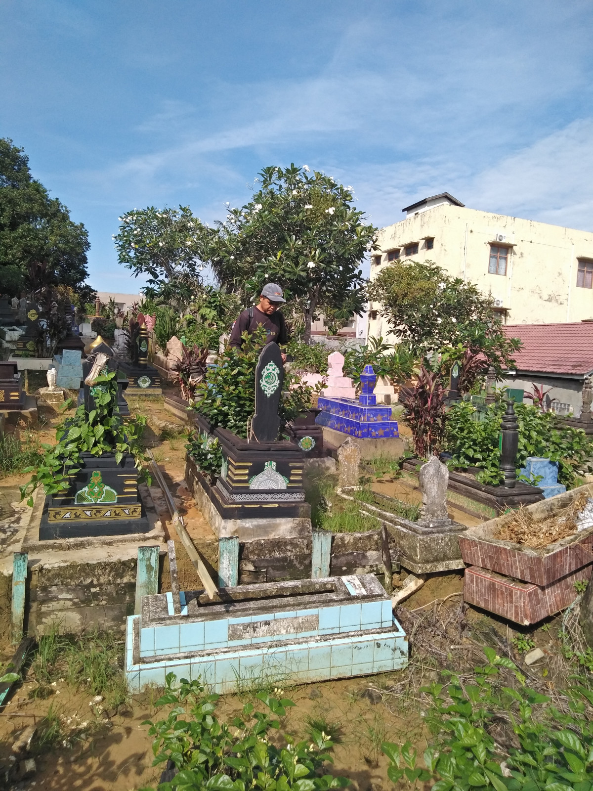 Penyemprotan rumput kuburan muslimin masjid annaja jln. Kh. Wahid hasyim 2 rt. 05 spj timur