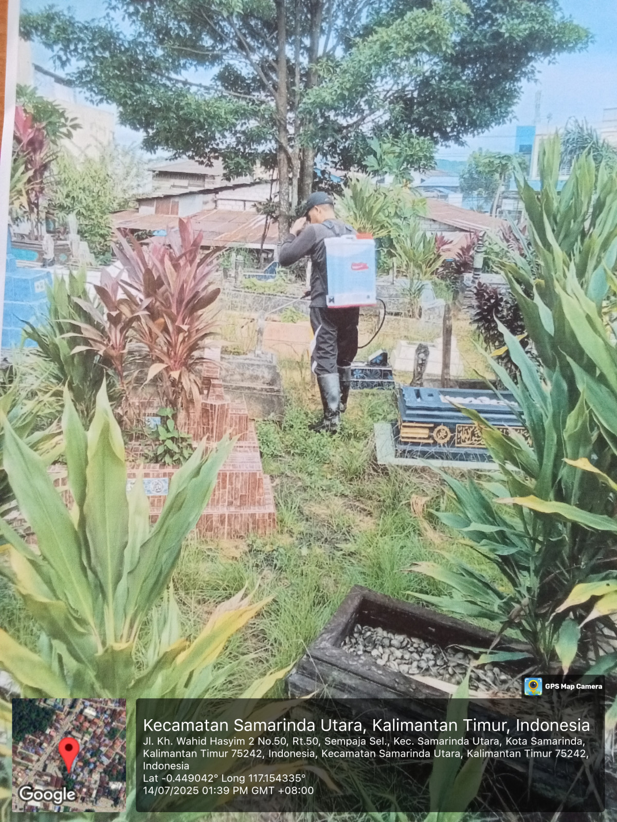 Kerja bakti penyemprotan rumput di kuburan muslimin annaja dan lingkungannya