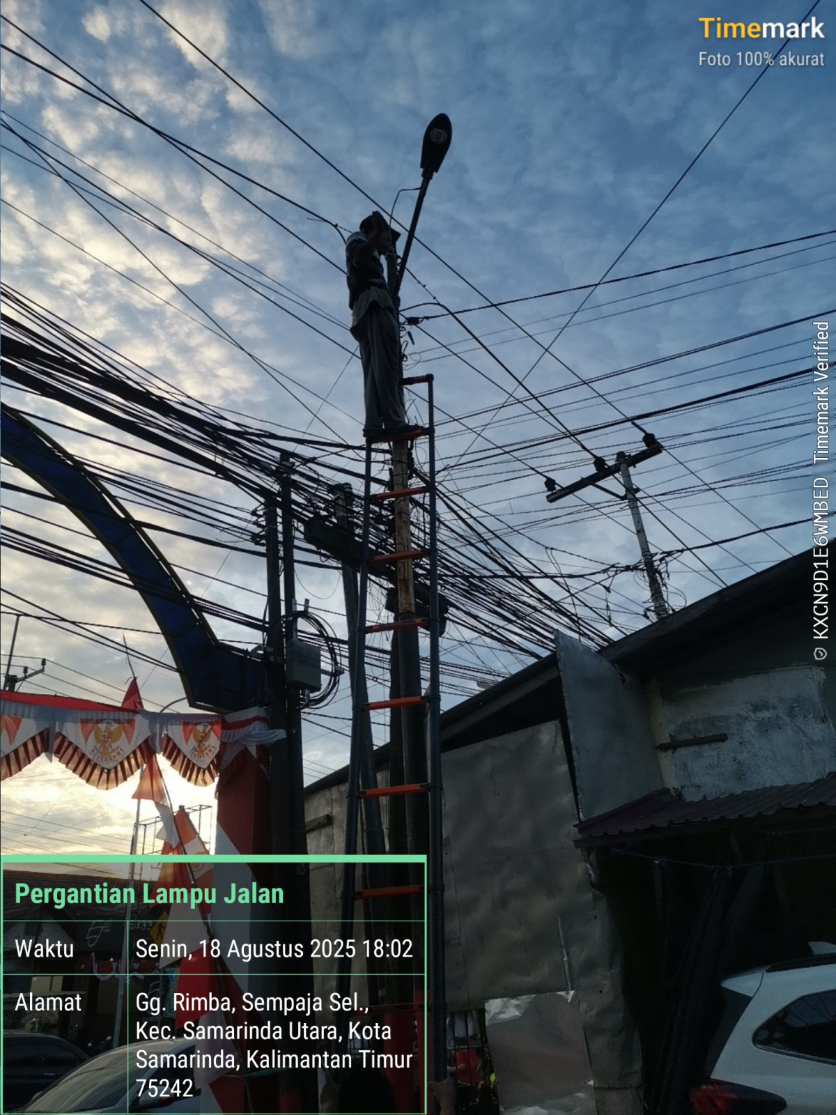 Gotong Royong Perbaikan Lampu Penerangan Jalan