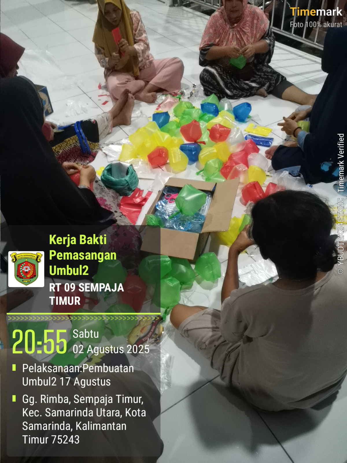 Kegiatan gotong royong pembuatan hiasan