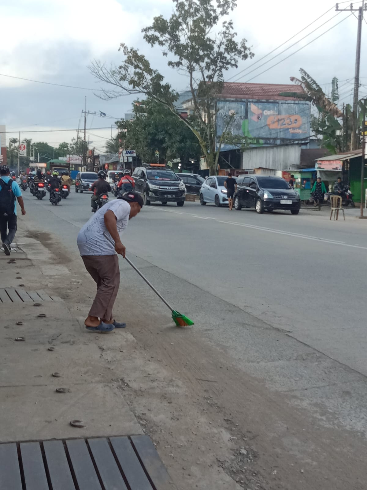 Bersihkan Jalan Raya