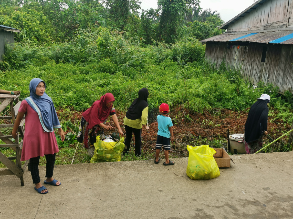 Kerja Bakti RT 09 Membersihkan Lingkungan