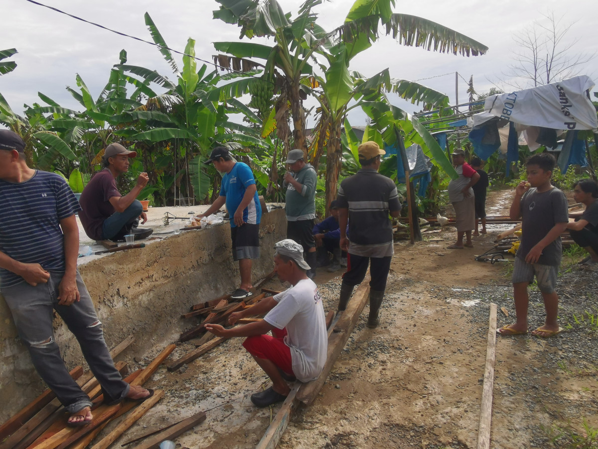 Kerja Bakti Bersihkan Parit