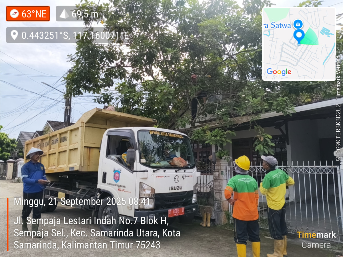 Kerja bakti penebangan pohon