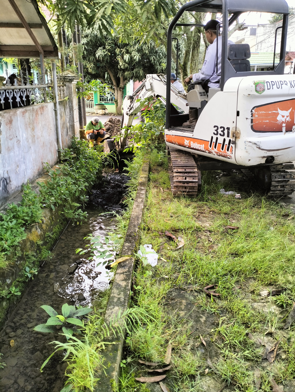 pembersihan saluran selokan Blok E RT. 13