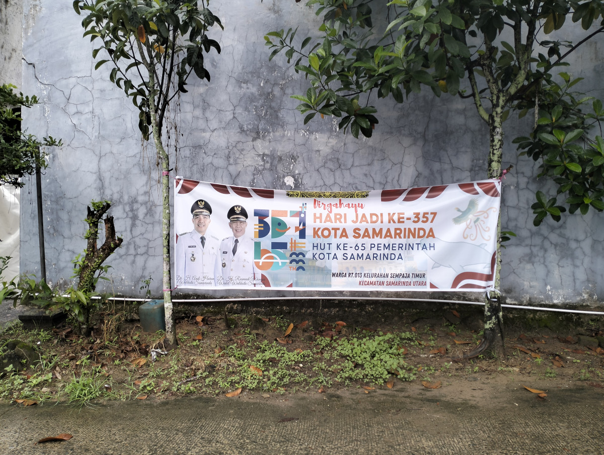 Kerja bakti pemasangan spanduk