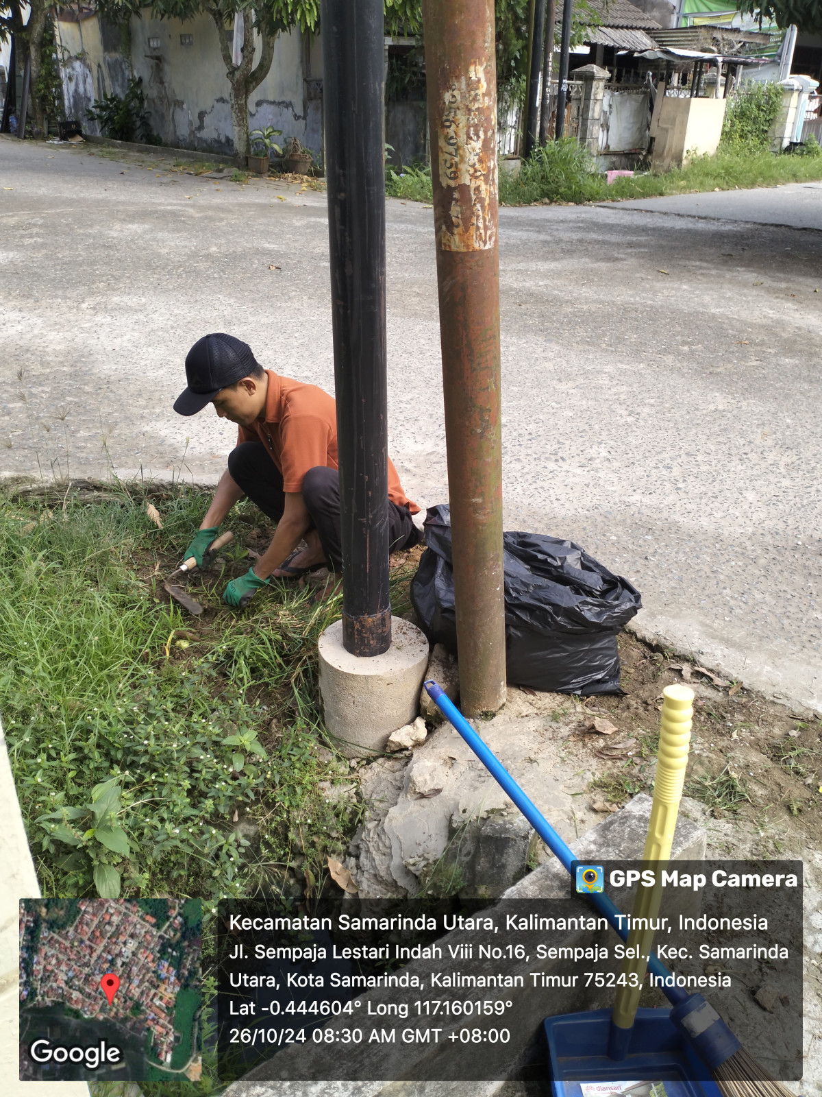 Kerja bakti bersih rumput. RT 13