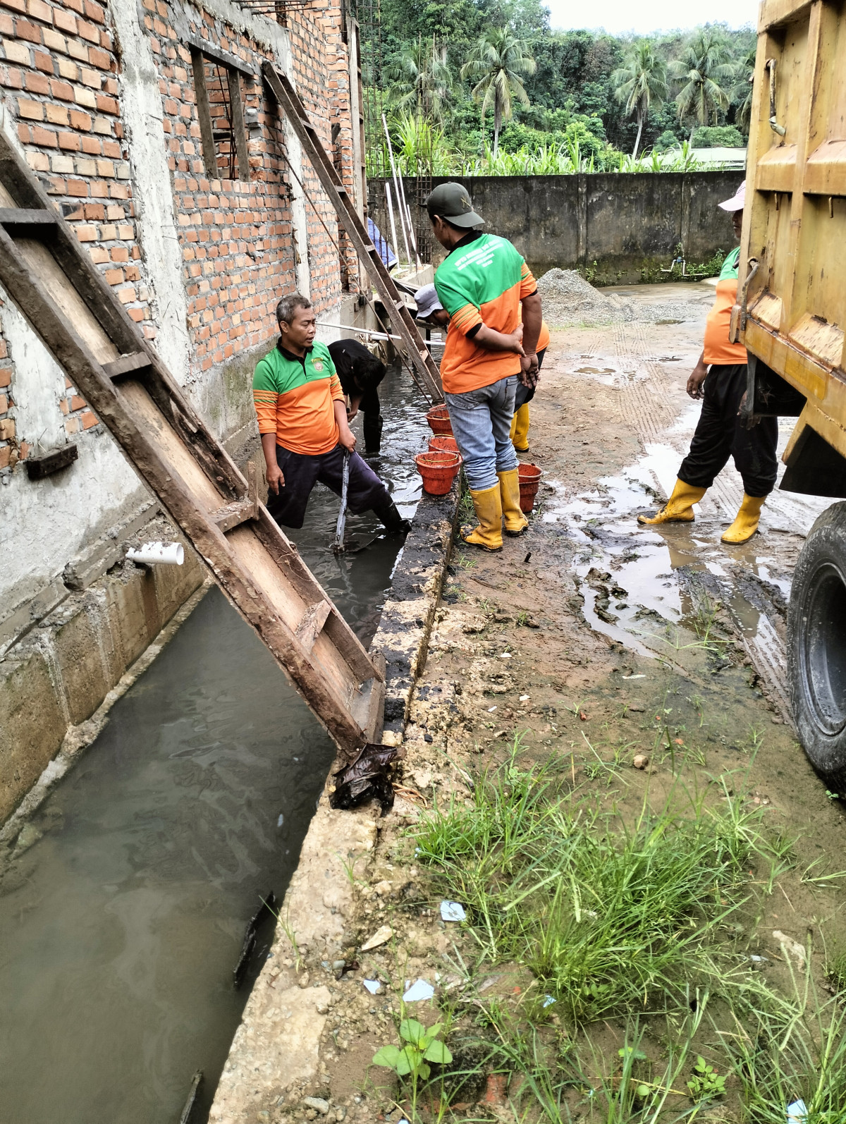 Pembersihan Drainase dan paret