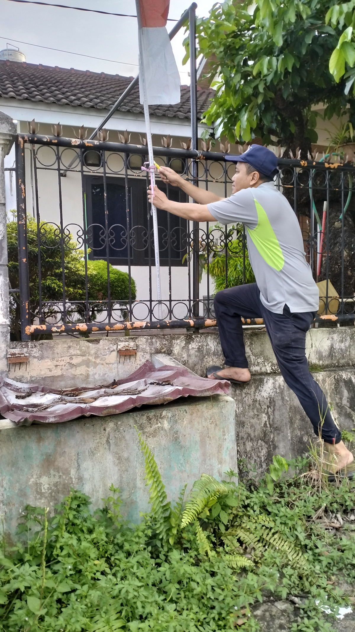 Kerjabakti penurunan umbul2 dan bersih2