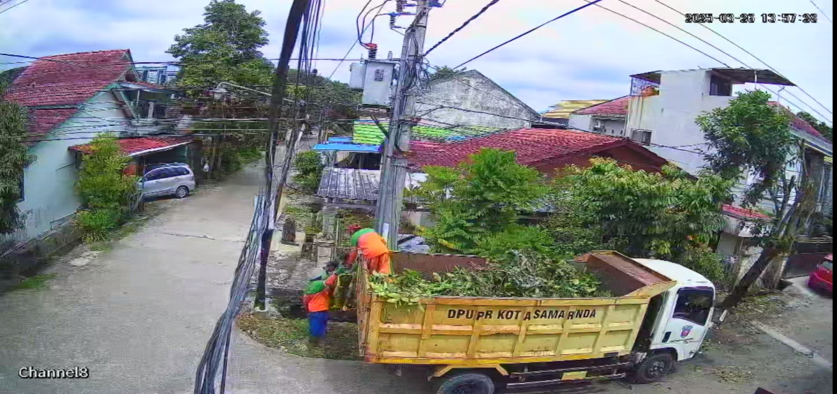 Pembersihan pohon dan selokan blok D