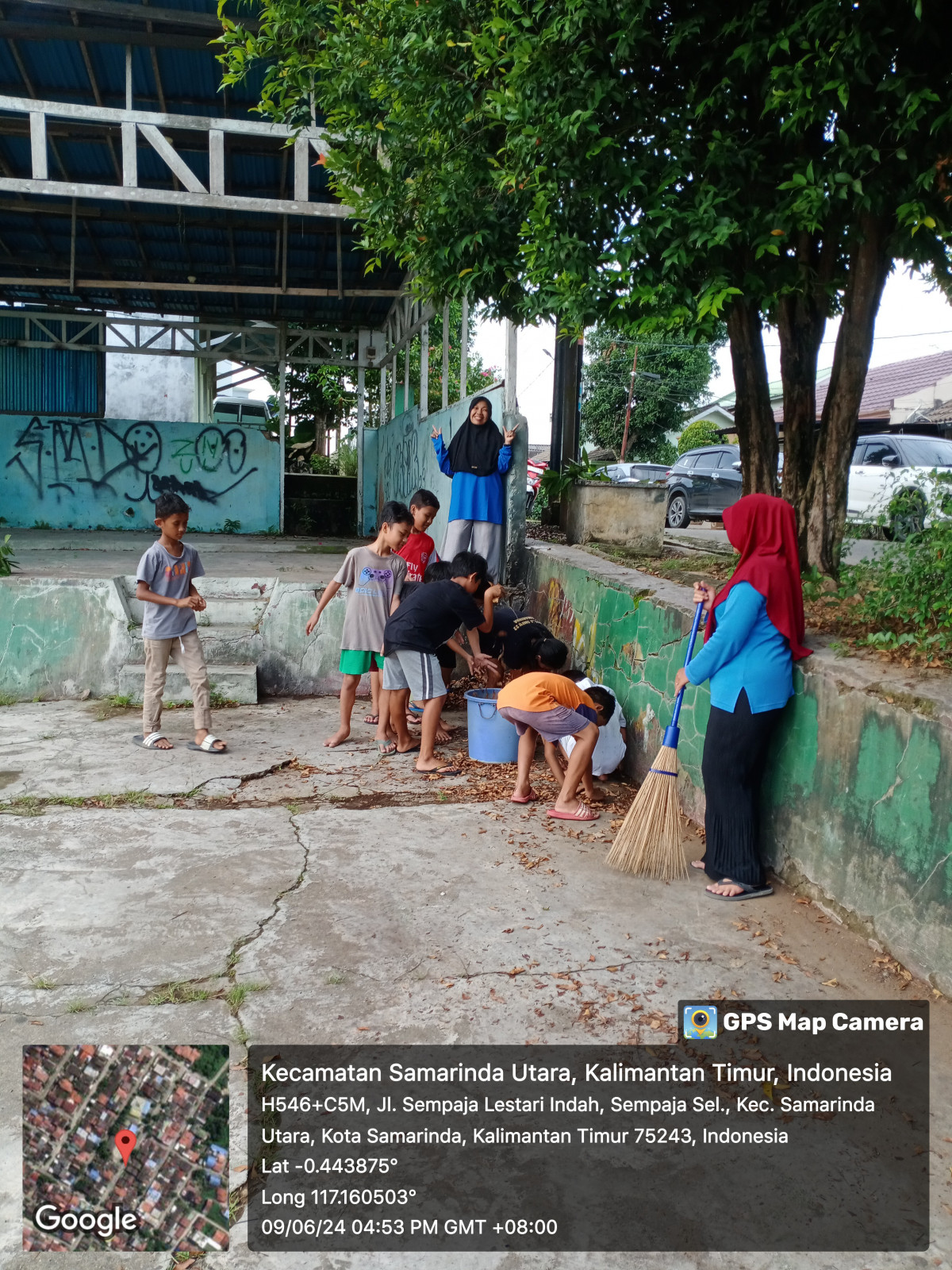Kerja bakti di posyandu dan lapangan
