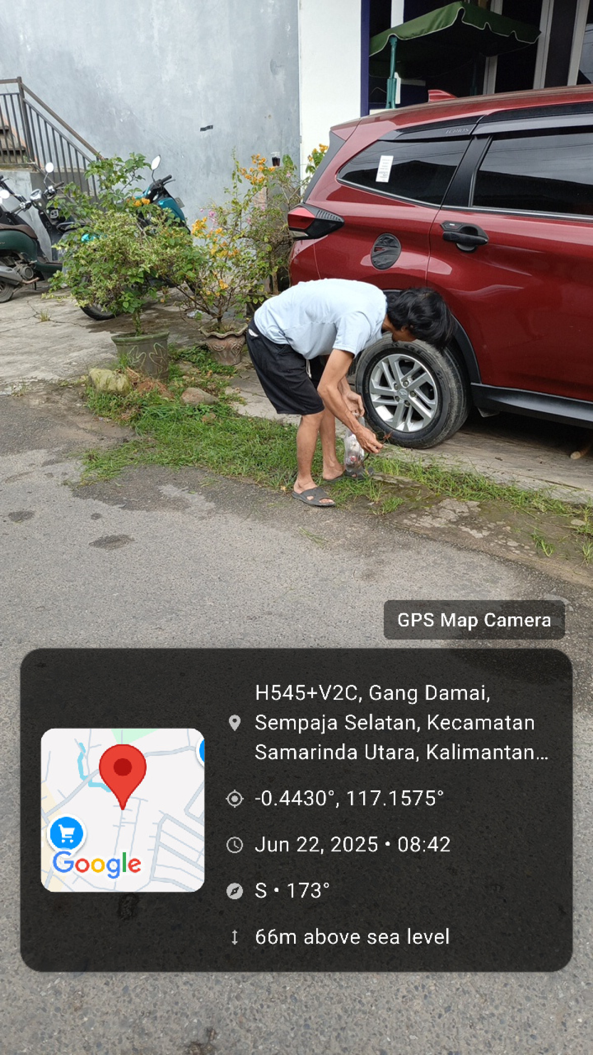 Kerja bakti bersih bersih di lokasi penyembelaian hewan korban