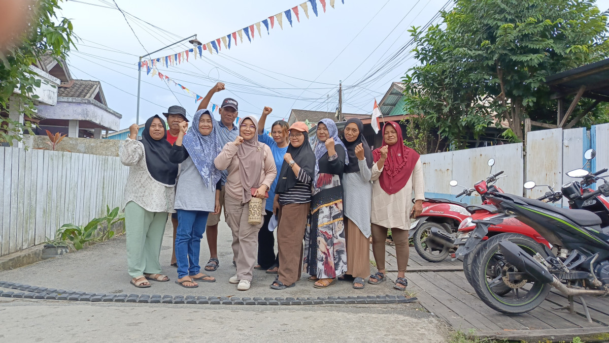 Bersih bersih lingkungan, pemasangan umbul umbul
