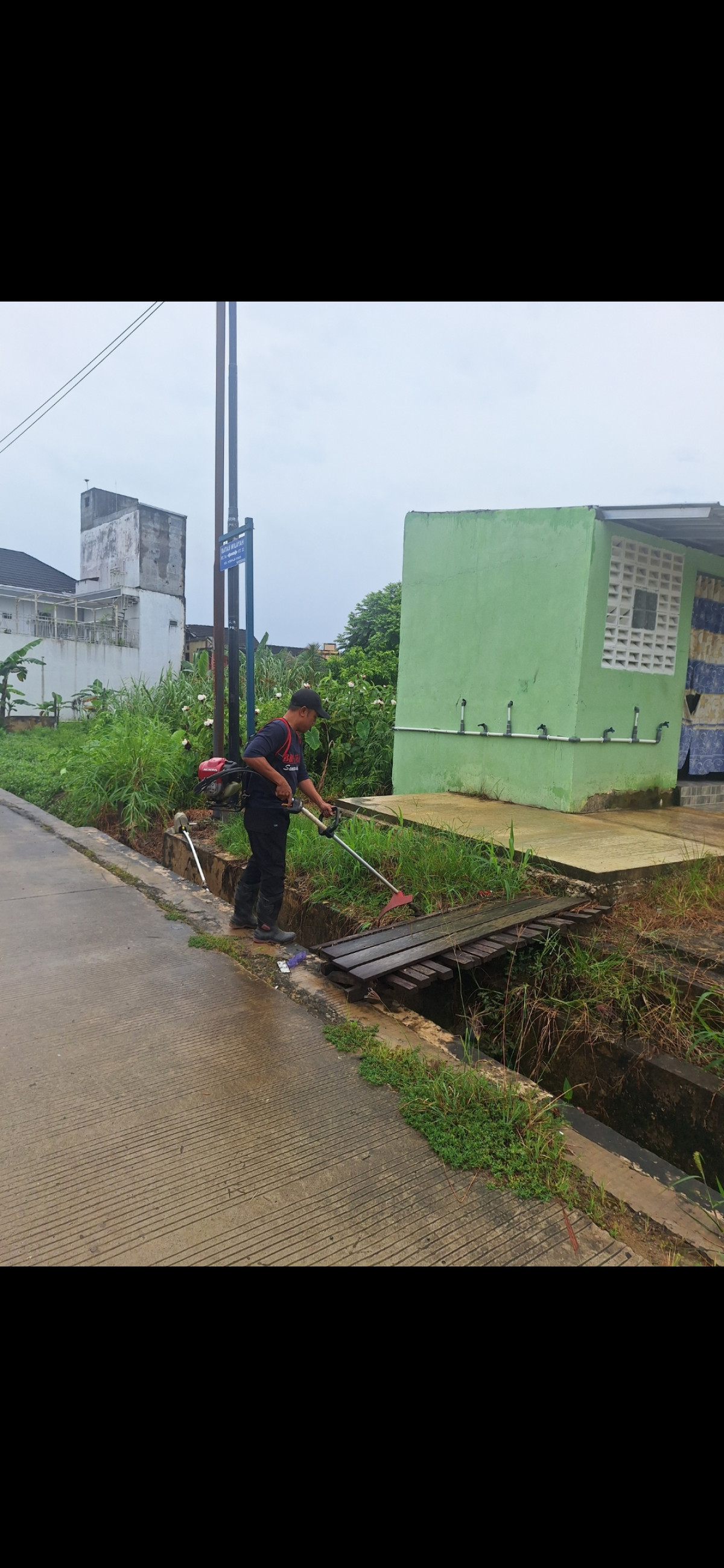Gotong-royong bersama lingkungan Ponpes Daarul Falaah Jl. Wanyi 2 RT. 22